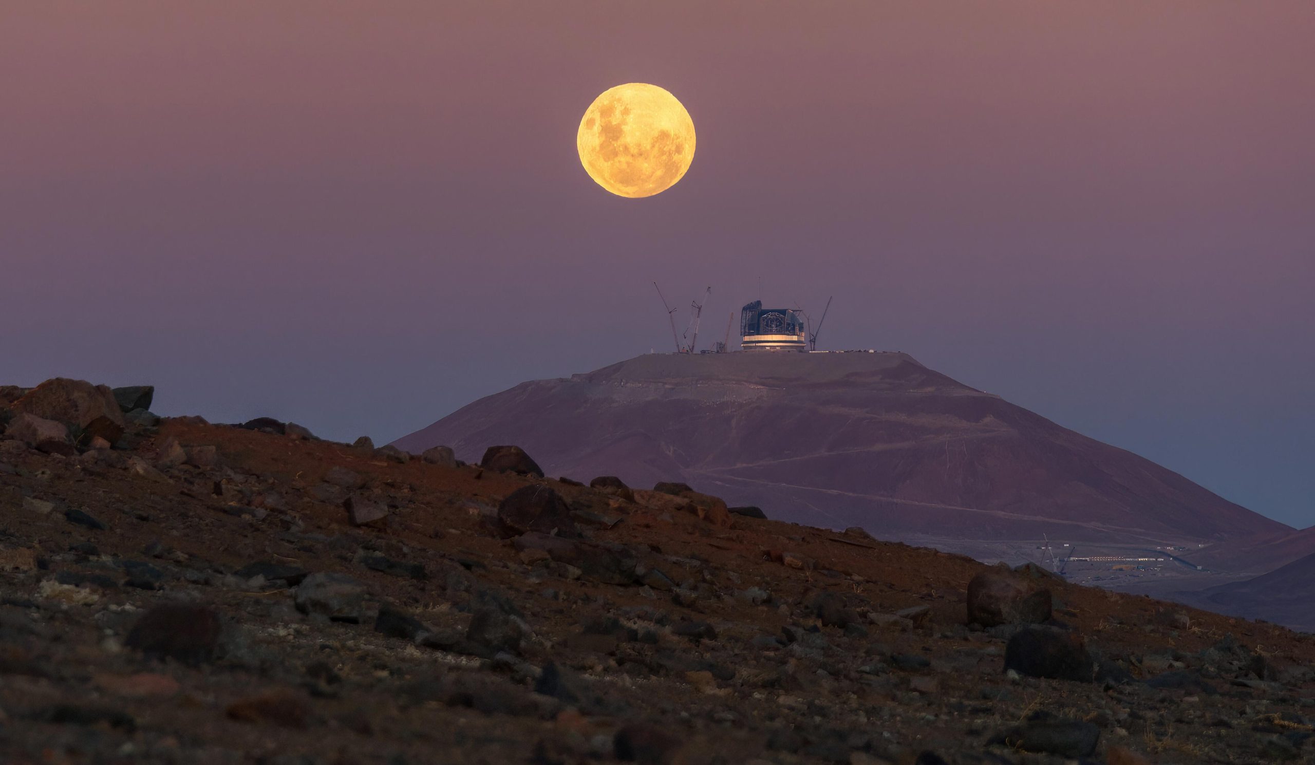 Moon Crowns World's Largest Telescope in Stunning Alignment
