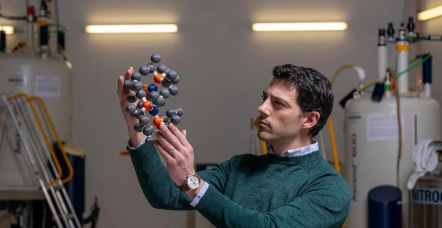 Illustration of a dysprosium-based molecule storing data at cryogenic temperature