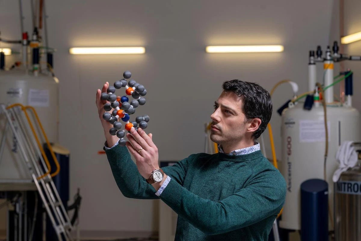 Illustration of a dysprosium-based molecule storing data at cryogenic temperature