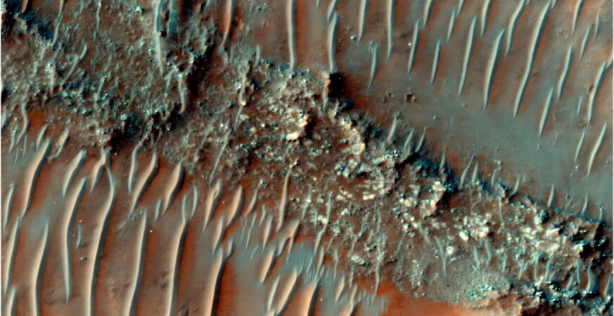 Color image of a flat top, heavily eroded FSR. Sand dunes can be seen migrating over the top of the FSR. Credit: HiRISE Image: ESP_085386_1505 NASA/JPL/University of Arizona